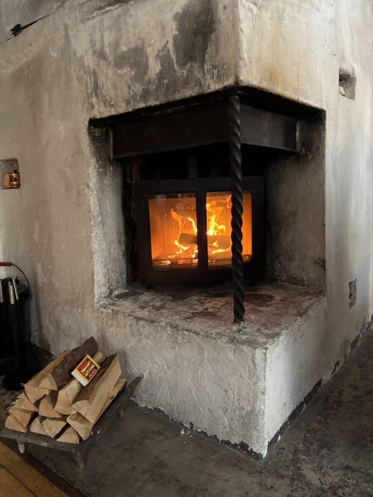 Öppen spis med brasa.