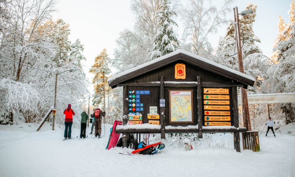 Starttavla för längdsskidspår på Lida 