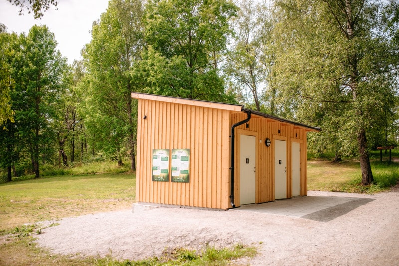 hygienstuga, tältning med toalett, tälta nära toalett, tältning stockholm