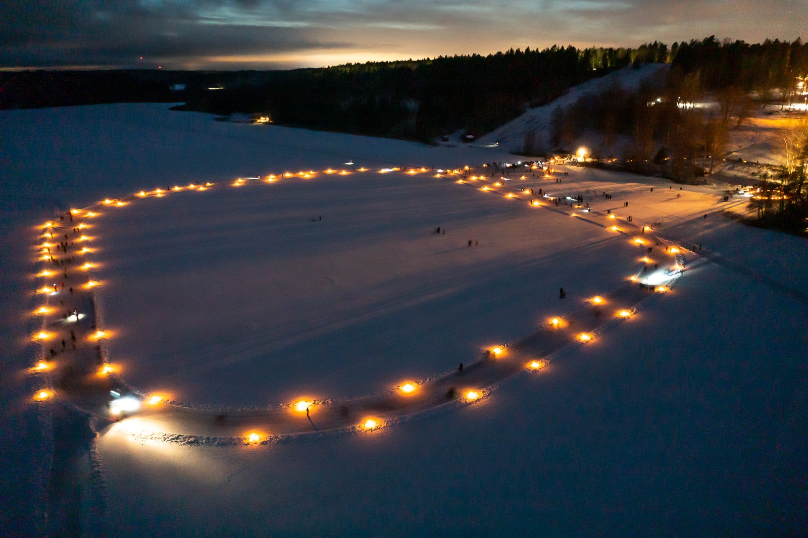 Magisk vinterkväll med skridskor, skidor och eldshow