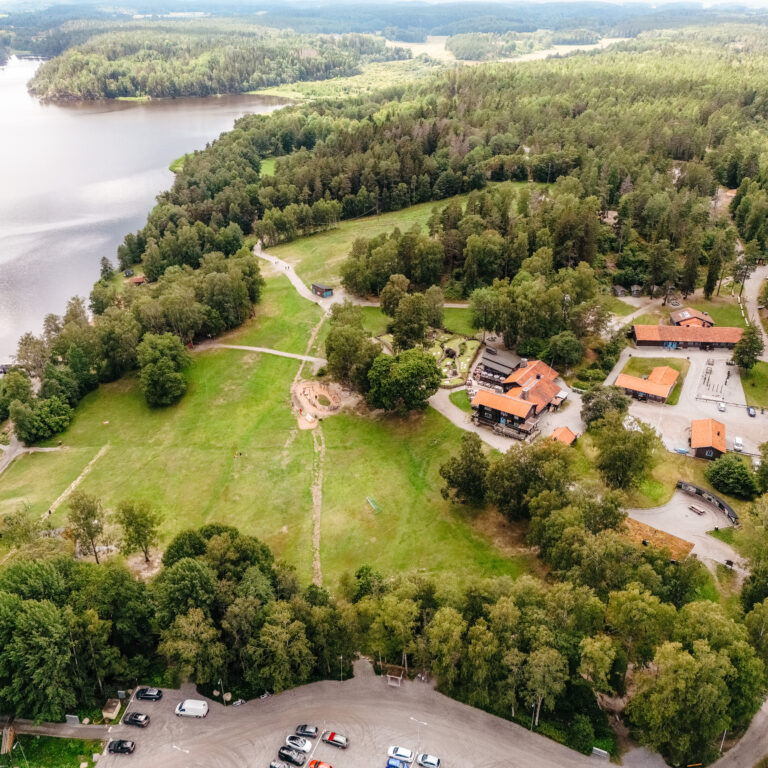 En drönarbild av Lida friluftsgård intill sjön Getaren.