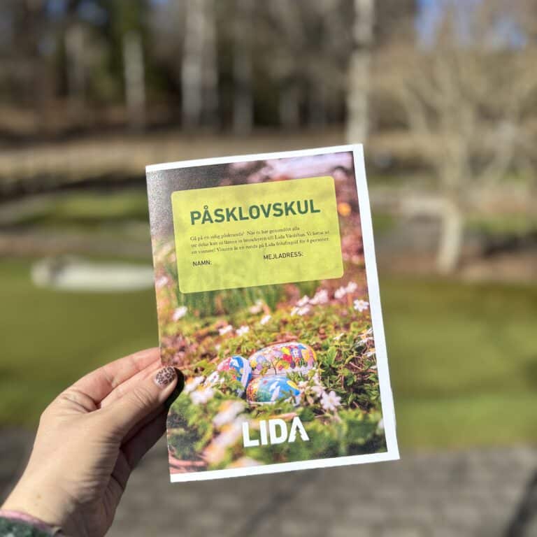 En broschyr med rubriken "Påsklovskul" med solig naturbakgrund.