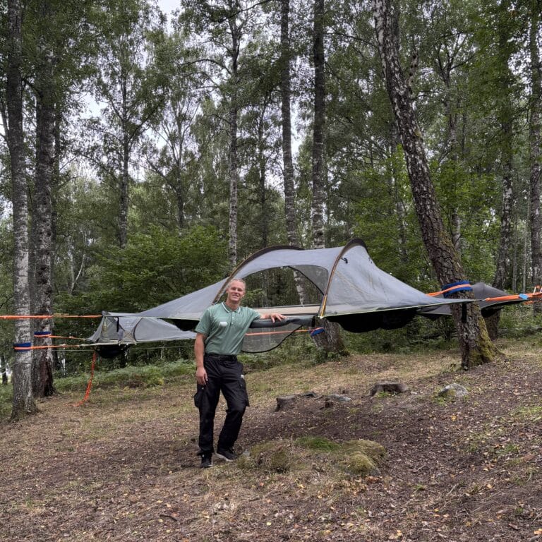 Hängande trädtält i skogen hos Accropark på Lida friluftsgård.