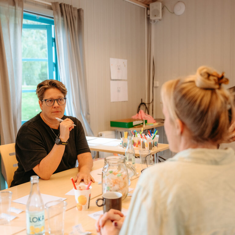 En grupp människor som sitter runt ett bord.